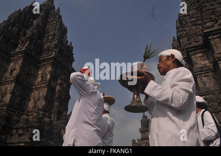 Yogyakarta, Indonesia. 8 Mar, 2016. Gli Indù non cerimonia ''Agung Tawur Kesanga'' nel tempio di Prambanan, Sleman, Yogyakarta, Martedì 8 Marzo, 2016. Agung Tawur Kesanga, è una cerimonia prima del Nyepi 1938 Saka. Nyepi è una celebrazione indù osservati ogni nuovo anno secondo il calendario Balinese. Il giorno del Nyepi, gli indù a Bali e in tutta l'Indonesia che vivono in silenzio, quando gli Indù in Indonesia non sono autorizzati a lavorare, viaggiare o prendere parte ad alcuna indulgenza. Nyepi è un rinnovamento determinazione e lo spirito di apprezzamento e di pratica degli insegnamenti Trihitakara. Trihitakarana è un harmoni Foto Stock