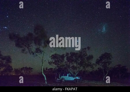 Camping sotto il cielo di notte sopra il Pilbarra, Australia occidentale Foto Stock