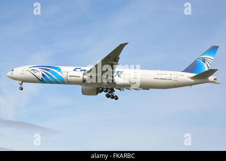 Egyptair Boeing 777-300ER SU-RDT atterraggio all'Aeroporto Heathrow di Londra, Regno Unito Foto Stock