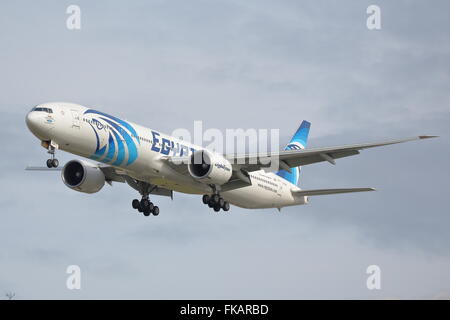 Egyptair Boeing 777-300ER SU-RDT atterraggio all'Aeroporto Heathrow di Londra, Regno Unito Foto Stock