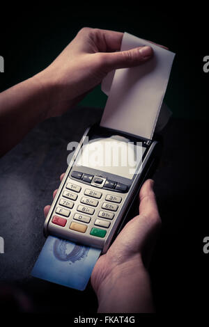 Immagine a colori di un POS e carte di credito. Foto Stock