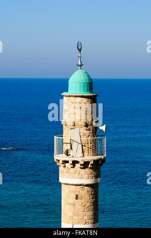 Israele, Tel Aviv - Jaffa, torretta del El Baher moschea nella vecchia Jaffa il mare mediterraneo in background Foto Stock