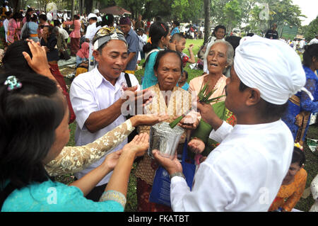 Yogyakarta, Indonesia. 8 Mar, 2016. Gli indù spruzzando acqua santa corrente mentre si segue la cerimonia ''Agung Tawur Kesanga'' di Prambanan, Sleman, Yogyakarta, Martedì 8 Marzo, 2016. Tawur Kesanga, è una cerimonia prima del Nyepi 1938 Saka. Nyepi è una celebrazione indù osservati ogni nuovo anno secondo il calendario Balinese. Il giorno del Nyepi, gli indù a Bali e in tutta l'Indonesia che vivono in silenzio, quando gli Indù in Indonesia non sono autorizzati a lavorare, viaggiare o prendere parte ad alcuna indulgenza. Nyepi è un rinnovamento determinazione e lo spirito di apprezzamento e di pratica degli insegnamenti Trihi Foto Stock