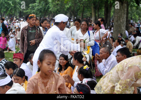 Yogyakarta, Indonesia. 8 Mar, 2016. Gli indù spruzzando acqua santa corrente mentre si segue la cerimonia ''Agung Tawur Kesanga'' di Prambanan, Sleman, Yogyakarta, Martedì 8 Marzo, 2016. Tawur Kesanga, è una cerimonia prima del Nyepi 1938 Saka. Nyepi è una celebrazione indù osservati ogni nuovo anno secondo il calendario Balinese. Il giorno del Nyepi, gli indù a Bali e in tutta l'Indonesia che vivono in silenzio, quando gli Indù in Indonesia non sono autorizzati a lavorare, viaggiare o prendere parte ad alcuna indulgenza. Nyepi è un rinnovamento determinazione e lo spirito di apprezzamento e di pratica degli insegnamenti Trihi Foto Stock