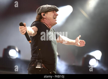 Il cantante Brian Johnson di Australian rock band AC/DC esegue sul palco durante un concerto all'Olympiastadion di Berlino, Germania, 25 giugno 2015. Foto: Britta Pedersen/dpa Foto Stock