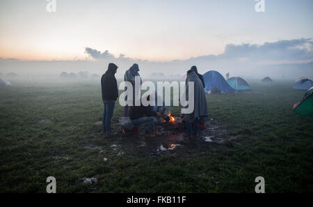 Idomeni, Grecia. 08 Mar, 2016. I rifugiati fare fuoco Dopo forti piogge nel campo profughi al confine Greek-Macedonian vicino Idomeni, Grecia, 08 marzo 2016. Solo pochi rifugiati dalla Siria e Iraq sono ammessi a croce in Macedonia ogni giorno. Foto: KAY NIETFELD/dpa/Alamy Live News Foto Stock