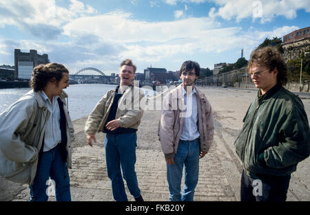 Viz comic creatori ingannare circa sulle rive del Tyne in Newcastle. Inghilterra, Regno Unito. Inizio degli anni novanta. Eseguire la scansione di diapositive da 35 mm. Foto Stock