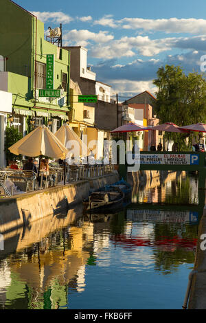 El Palmar le zone umide a sud di Valencia al confine con il Parco Nazionale Albufera - imbarcazioni, vie navigabili, pescatori e ristoranti. Foto Stock