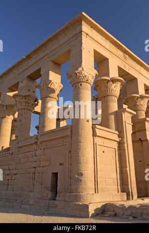 Il Tempio di Iside a Philae isola nella luce del tramonto. Vicino alla città di Assuan (Egitto) Foto Stock