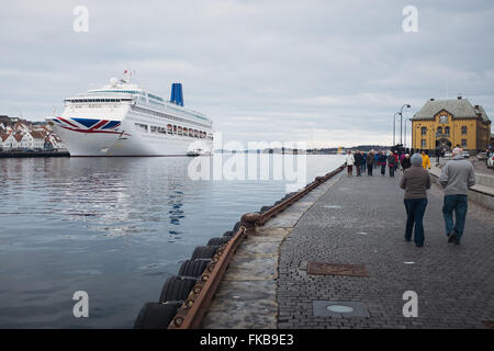 P&O NAVE DA CROCIERA Oriana ormeggiata nel porto di Stavanger, Norvegia. Foto Stock