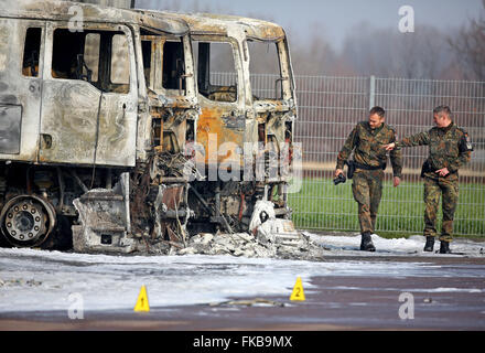 Leipzig, Germania. 08 Mar, 2016. I membri del tedesco della polizia militare ispezionare bruciato i carrelli delle forze armate tedesche a Leipzig, Germania, 08 marzo 2016. Gli individui non identificati impostare otto camion e due trailer sul fuoco sui motivi di una riparazione auto shop, sei dei quali erano di proprietà di forze armate tedesche. La quantità totale dei danni deve essere ancora determinato. Foto: JAN WOITAS/dpa/Alamy Live News Foto Stock