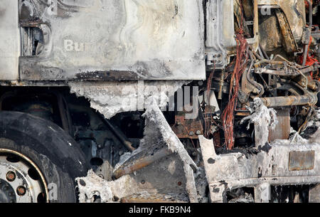 Leipzig, Germania. 08 Mar, 2016. Un bruciato carrello delle forze armate tedesche a Leipzig, Germania, 08 marzo 2016. Gli individui non identificati impostare otto camion e due trailer sul fuoco sui motivi di una riparazione auto shop, sei dei quali erano di proprietà di forze armate tedesche. La quantità totale dei danni deve essere ancora determinato. Foto: JAN WOITAS/dpa/Alamy Live News Foto Stock