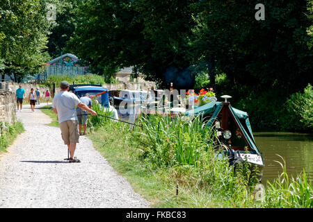 Una stretta barca sul Kennet & Avon canal viene ormeggiata a Bradford on Avon, Wiltshire, Regno Unito. Foto Stock