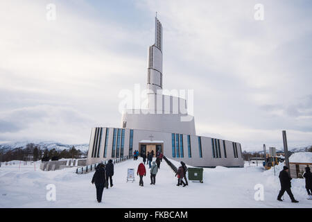 Le luci del nord della Cattedrale (Nordlyskatedralen - Alta Kirke) in Alta, Norvegia. Foto Stock