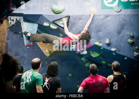 Gli alpinisti prendere parte a un concorso bouldering presso la Accademia di arrampicata, Bristol. Foto Stock