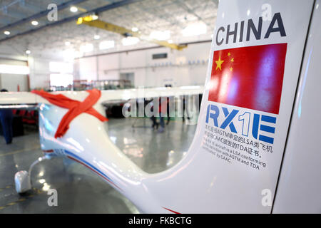 Shenyang. 6 febbraio, 2015. File foto scattata il 6 febbraio 2015 mostra il empennage di biposto electric aircraft RX1E a Shenyang, a nord-est della Cina di Provincia di Liaoning. Dopo la prova i voli a basse temperature, RX1E è stato messo in produzione di recente. Il livello nazionale sviluppato electric aircraft ha un 14,5 metri di apertura alare e un carico utile massimo di 230 kg. È in grado di volare ad una altitudine di 3000 metri. © Yao Jianfeng/Xinhua/Alamy Live News Foto Stock