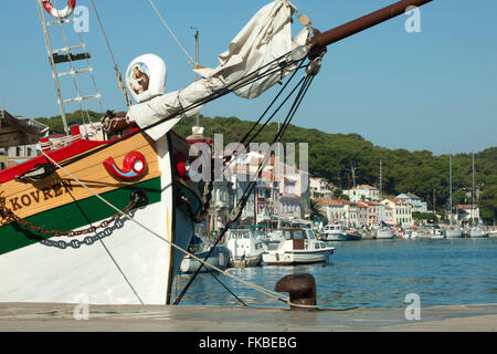 Kroatien, Insel Losinj, Mali Losinj, Schiff im Hafen Foto Stock
