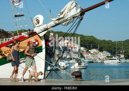 Kroatien, Insel Losinj, Mali Losinj, Schiff im Hafen Foto Stock
