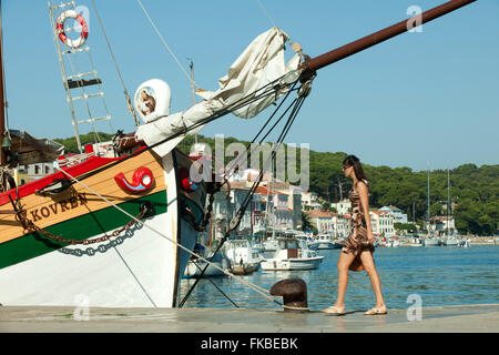 Kroatien, Insel Losinj, Mali Losinj, Schiff im Hafen Foto Stock