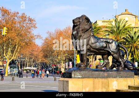 Lion scultura alla base del monumento di Colombo. La Rambla, Barcelona, Catalogna, Spagna Foto Stock
