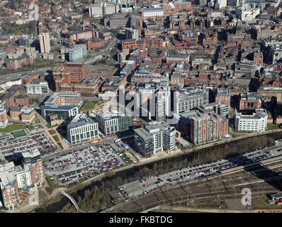 Vista aerea del centro cittadino di Leeds visto attraverso il Fiume Aire, Whitehall Road e Wellington Street, Regno Unito Foto Stock