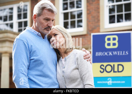 Coppia Matura costretto a vendere casa attraverso i problemi finanziari Foto Stock