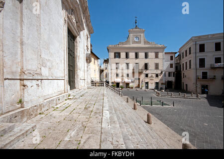 Orte, piazza della Libertà, sulla sinistra la cattedrale e sullo sfondo il Palazzo dell'orologio (clock Palace), Lazio, Italia Foto Stock