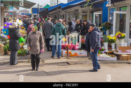 Dnepropetrovsk, Ucraina - 08 Marzo 2016: persone (prevalentemente uomini) effettuare acquisti su un mercato dei fiori alla giornata internazionale della donna Foto Stock