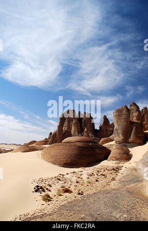 Formazione di roccia nel deserto a Tin Akachaker, Tassili du Hoggar, Wilaya Tamanrasset, Algeria, sahara Africa Foto Stock