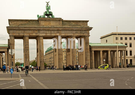 Germany-Berlin,Maggio 2016.Vista sulla Porta di Brandeburgo,del XVIII secolo in stile neoclassico arco trionfale di Berlino e uno dei migliori-kno