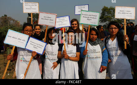 Kathmandu, Nepal. 8 Mar, 2016. I partecipanti tenere cartelli in un rally segna la Giornata internazionale della donna con il tema "L'impegno per la parità in Kathmandu, Nepal, 8 marzo 2016. La Giornata internazionale della donna è celebrata ogni anno il 8 marzo in tutto il mondo. Credito: Sunil Sharma/Xinhua/Alamy Live News Foto Stock