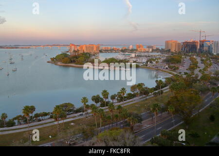 La mattina presto sun a Sarasota Bay, Sarasota, Florida, Stati Uniti d'America Foto Stock