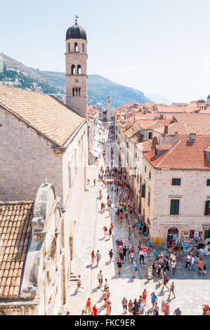 La folla di vacanzieri godere del sole e visitare la vecchia città storica di Dubrovnik in Croazia. Foto Stock