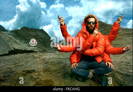 2010S UK Moncler Magazine annuncio pubblicitario Foto Stock