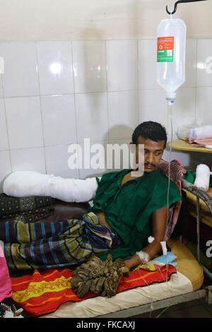 Struttura del Bangladesh uomo Abdul Bajander riposa dopo un intervento chirurgico a Dhaka Medical College Hospital di Dhaka nel febbraio 23, 2016. Foto Stock