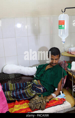 Struttura del Bangladesh uomo Abdul Bajander riposa dopo un intervento chirurgico a Dhaka Medical College Hospital di Dhaka nel febbraio 23, 2016. Foto Stock