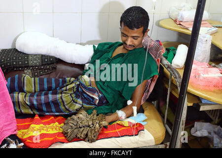 Struttura del Bangladesh uomo Abdul Bajander riposa dopo un intervento chirurgico a Dhaka Medical College Hospital di Dhaka nel febbraio 23, 2016. Foto Stock