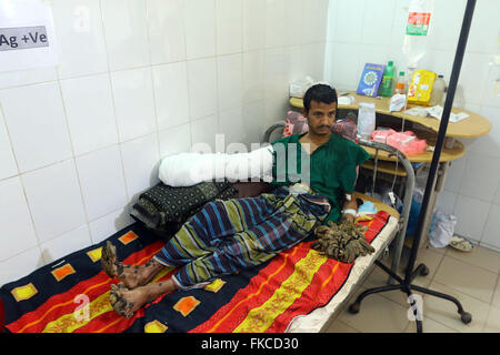 Struttura del Bangladesh uomo Abdul Bajander riposa dopo un intervento chirurgico a Dhaka Medical College Hospital di Dhaka nel febbraio 23, 2016. Foto Stock