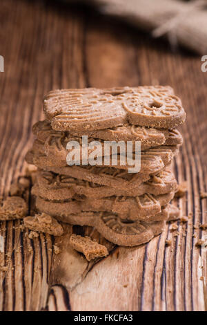 Cumulo di sfornato fresco Spekulatius (cucina tedesca) su sfondo di legno Foto Stock