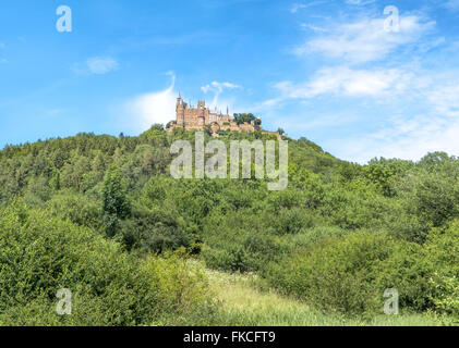 Hohenzollern Castello, Germania, in estate con il blu e il cielo bianco Foto Stock