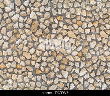 Dettaglio di una luminosa parete di pietra grezza, beige e marrone e pietre naturali Foto Stock