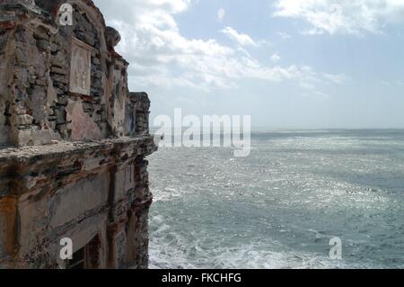 L'Italia, piccola chiesa barocca nel villaggio di Tellaro, vicino alla cittadina di Lerici, Golfo di La Spezia, la regione Liguria Foto Stock