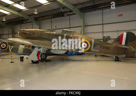 Biggin Hill,UK,8 Marzo 2016,uno Spitfire sotto lavori di rinnovo nell'Biggin Hill Heritage Hangar che è stata ufficialmente aperta dal volo tenente Rodney Scrase DF Credito: Keith Larby/Alamy Live News Foto Stock