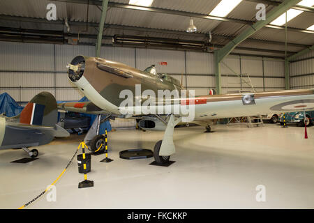 Biggin Hill,UK,8 Marzo 2016,uno Spitfire sotto lavori di rinnovo nell'Biggin Hill Heritage Hangar che è stata ufficialmente aperta dal volo tenente Rodney Scrase DF Credito: Keith Larby/Alamy Live News Foto Stock