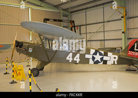 Biggin Hill,UK,8 Marzo 2016,L4H Cub 43-29854 nel Biggin Hill Heritage Hangar che è stata ufficialmente aperta dal volo tenente Rodney Scrase DF Credito: Keith Larby/Alamy Live News Foto Stock