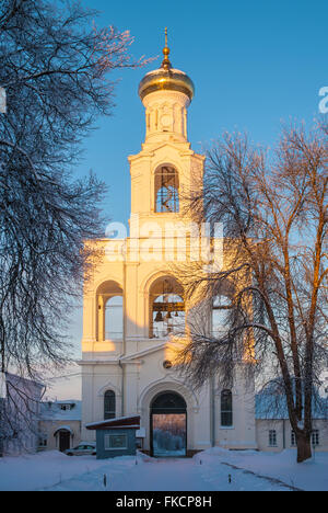 Convento belfry in scena invernale al tramonto. st. george monastero di Veliky Novgorod, Russia Foto Stock