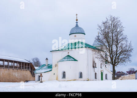 St. Nicholas Cathedral e fortezza di parete della fortezza izborsk in scena invernale, l'oblast di Pskov Foto Stock