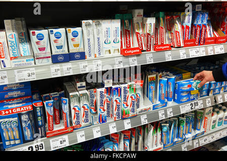 Selezione di dentifricio in un supermercato Foto Stock