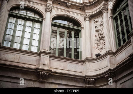 Windows facciata patio interno Palazzo Palau de la Virreina, stile barocco, La Rambla di Barcellona. Foto Stock
