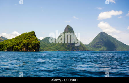 Il famoso Pitons in St Lucia come si vede da una barca in avvicinamento. Foto Stock